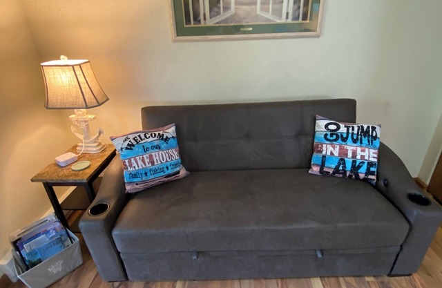 Cozy 1-bedroom condo in wonderful Oak Harbor with AC, WiFi 30” boat dock