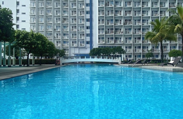 Cozy 1-bedroom condo with WiFi and AC in Makati