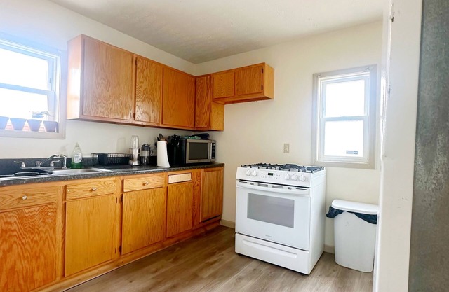 Cozy 1 Bedroom ENTIRE HOME in the Heart of Akron