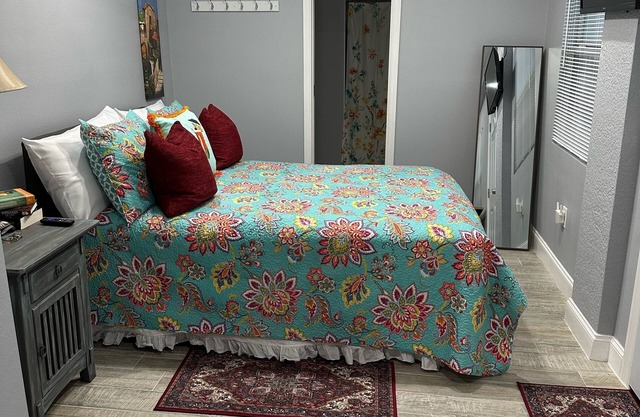 Cozy 1-Bedroom Guesthouse w/ Community Pool