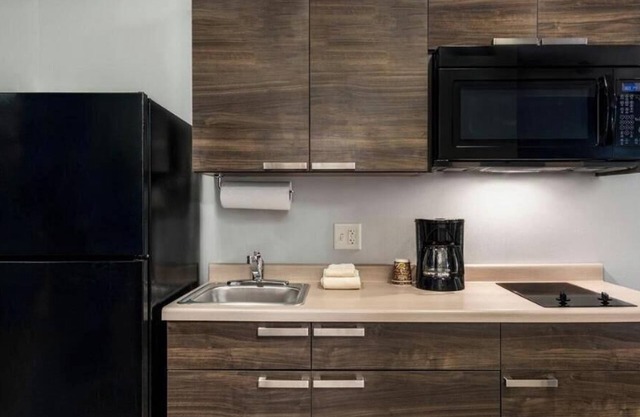 Cozy 1-bedroom hotel in delightful Huntersville up to 2 people