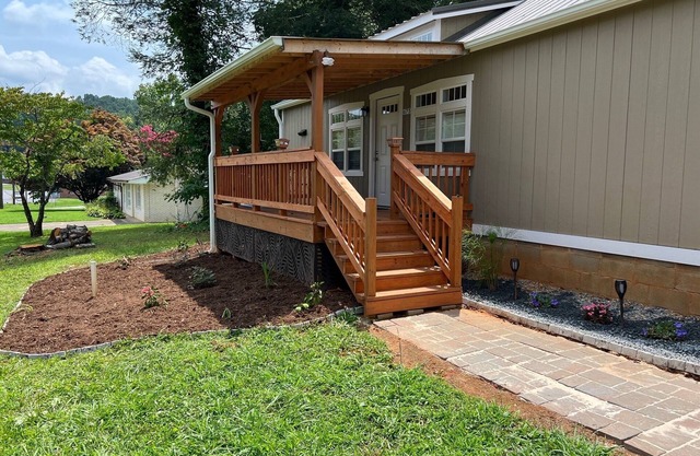 Cozy 1-bedroom house in charming Marion NC with WiFi, AC, and a covered porch