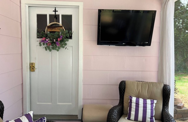Cozy 1-bedroom house with WiFi, AC on Historic College Drive in Gaffney,SC