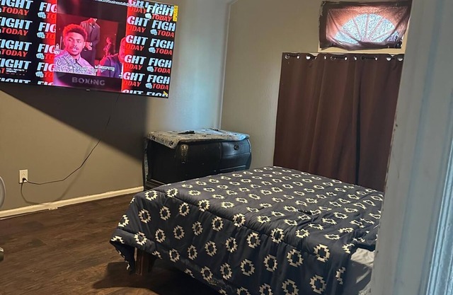 Cozy 1-bedroom townhome in awesome Virginia Beach with WiFi, AC. The shared home