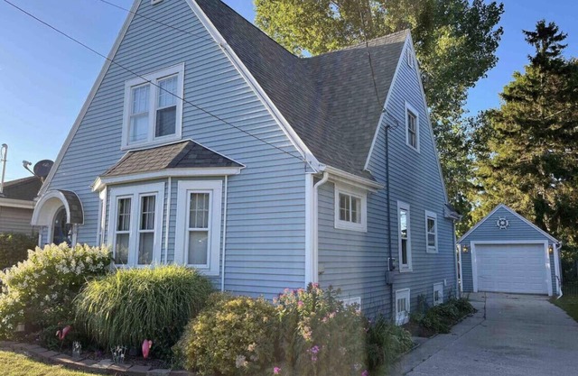 Cozy 1 Bedroom Upstairs Apartment in Two Rivers