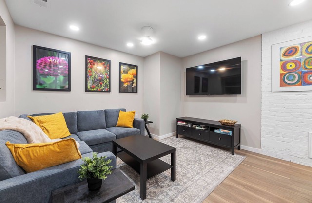 Cozy 1-bedroom w/ AC, WiFi - Heart of the Clifton Gaslight District.