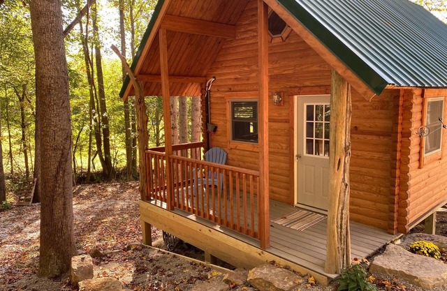 Cozy 1 bedroom w/ loft log cabin . 7 miles to French Lick, 15 to Patoka Lake!