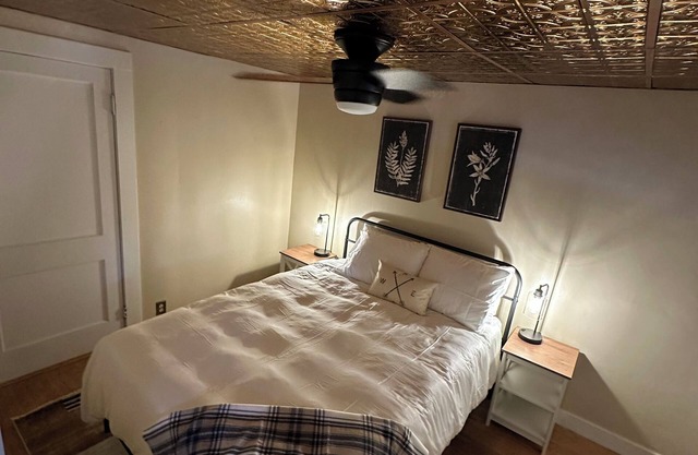Cozy 1-bedroom waterfront apartment in Hallowell overlooking the river