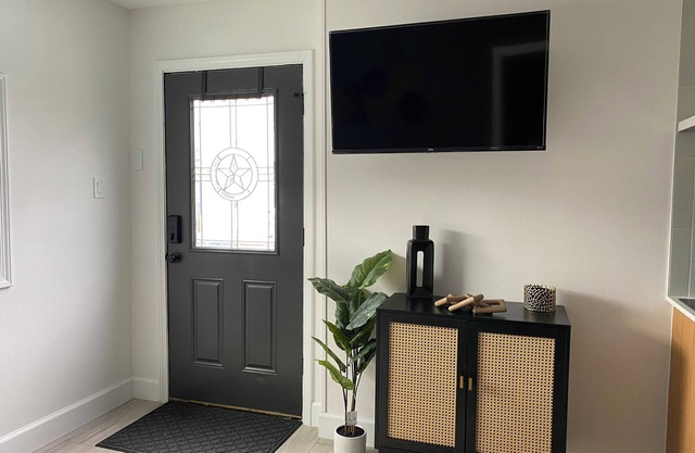 Cozy 1-Bedroom Modern Tiny Home w/WiFi & Centrally located in wonderful Houston