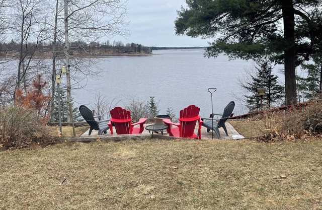 Cozy 1 BR, 1 bath cabin in wonderful Duluth with WiFi, AC on a gorgeous lake
