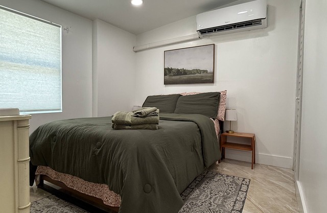Cozy 1 BR Miami Guesthouse: Free Parking, WiFi, Private Entry, Central Spot