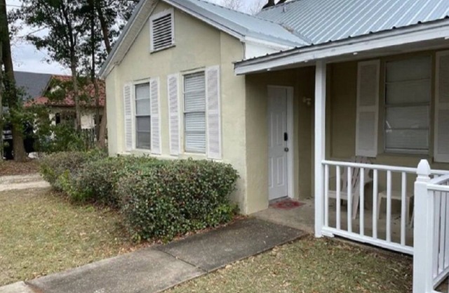 Cozy 1 Br unit B downtown Fai