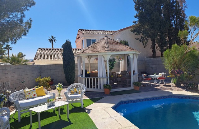 Cozy 1 master bedroom in a beautiful house w private pool in Las Vegas/Henderson