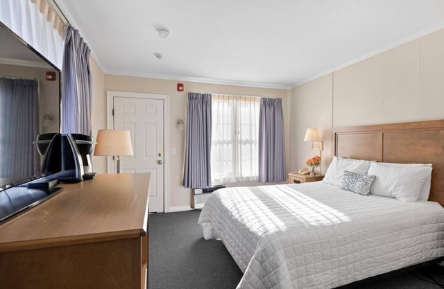 Cozy Queen Suite Just Steps from the Ocean