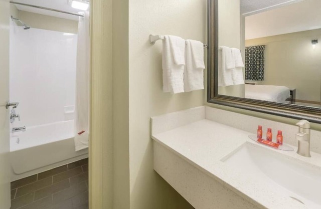 Cozy 2-bed 1 room hotel in charming Columbus and Ft. Moore with AC, WiFi