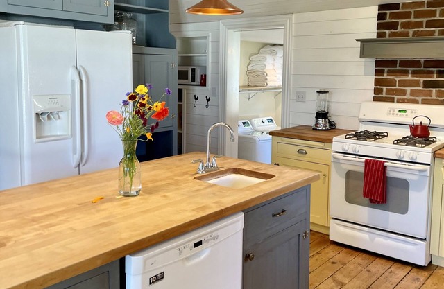 Cozy 1901 Renovated Farmhouse near Park City & Sundance!