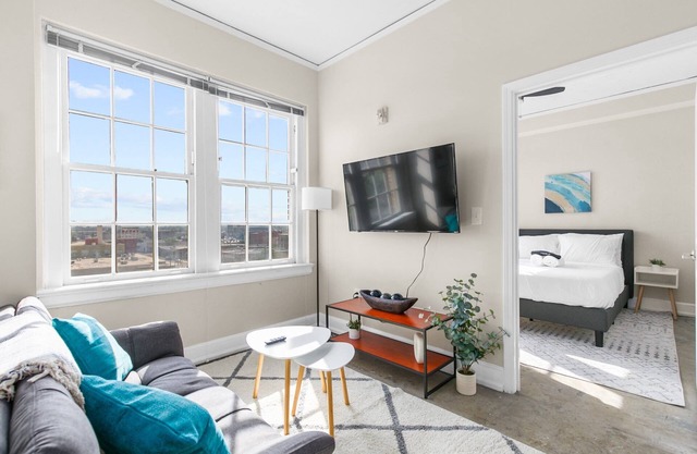 Cozy 1bd- Heart of Downtown Bham- Remote Workspace