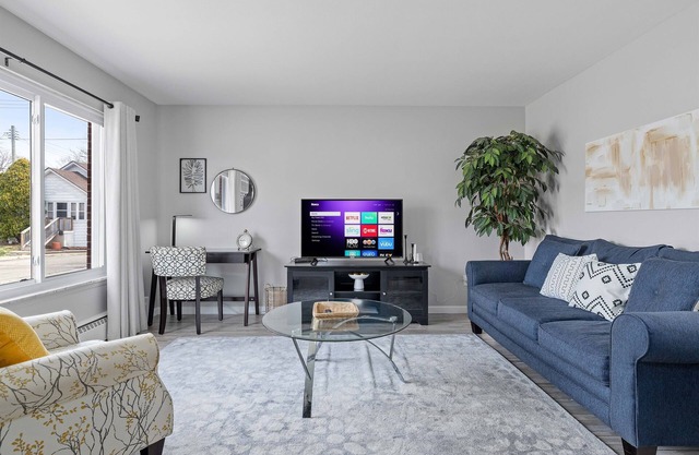 Bright & Comfy 1-Bedroom Flat | Hollywood Suites