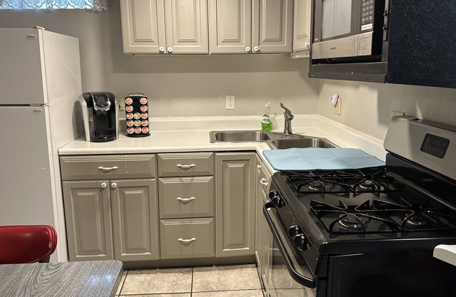 Cozy 1BR, Great Location, Beautiful Neighborhood