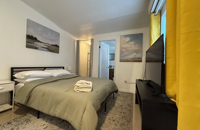 Cozy 1BR Hideaway Guesthouse in Opa-Locka with Kitchen, WiFi, and Private Entry