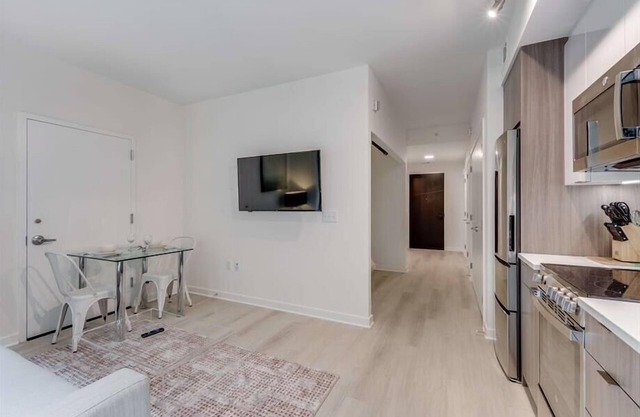 Cozy 1BR in NoMa, Steps to Metro, Dining & More!