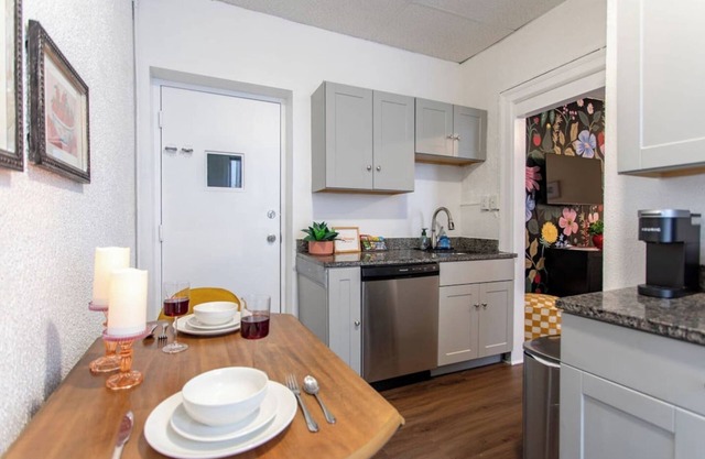 Cozy 1BR Near Hospitals & Park