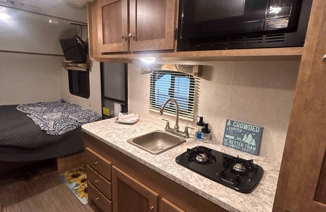 Cozy 1BR RV with AC, Starcraft Experience