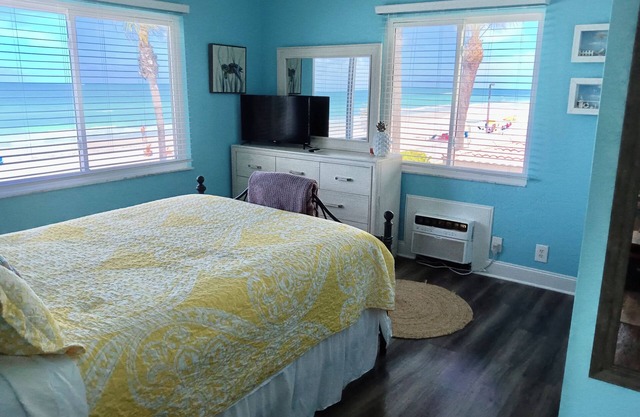 Cozy 1BR Condo w/ 0 min walk to beach! Spectacular views! Nov/Dec still open!
