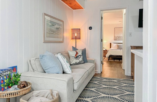 Cozy 1BR w/ King Bed, Pets OK, Walk 2 Food+Shops