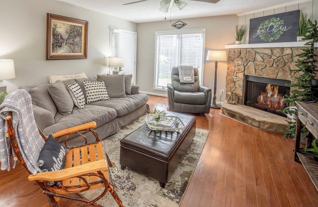 Cozy 1st Floor, Well Stocked, Walk to Main St, App