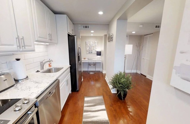 Cozy 2 Bdrm/1 Bath Condo near Eden Park