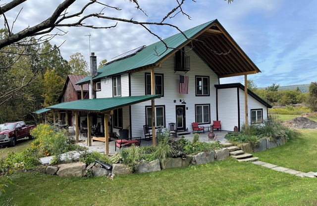 Cozy 2 bed 2 bath apt. with porch, peaceful Riverfront in the NW Catskill area