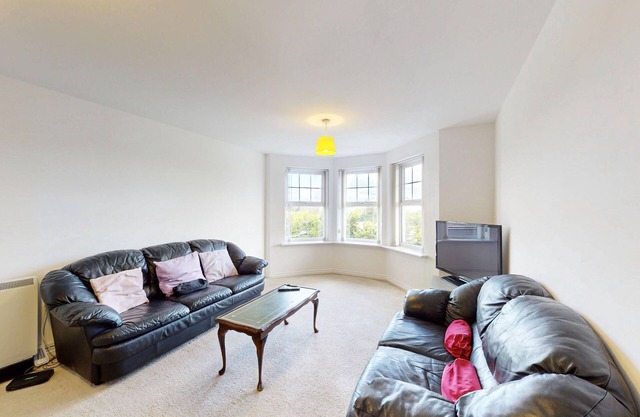 Cozy 2 Bed Apartment with Free Parking & Lift - 3 min to Station
