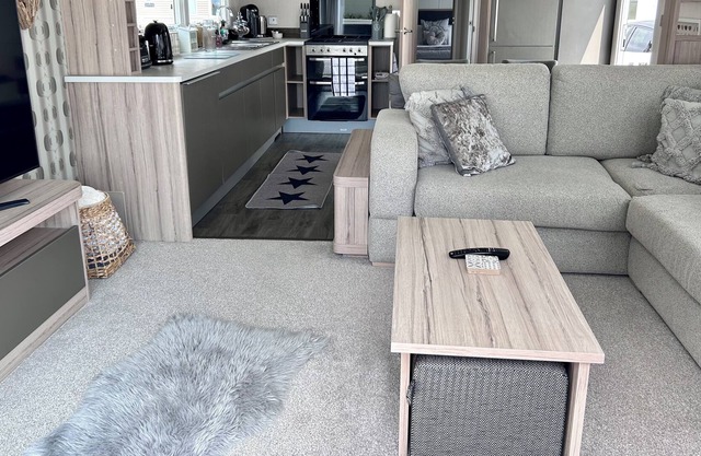 Cozy 2 bed Lodge With own Private hot Tub.large Flat Screens.wifi sea View