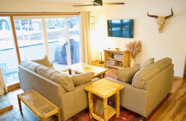 Cozy 2 Bedroom Condo W/ FREE bus - 1/2mi to Mtn