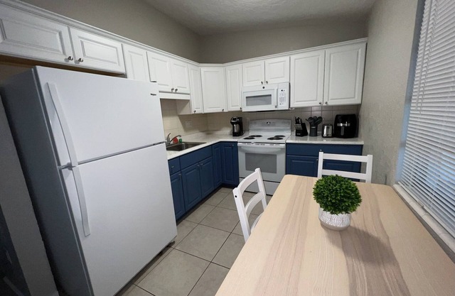 Cozy 2 bedroom/1 bath short drive to Anna Maria Island