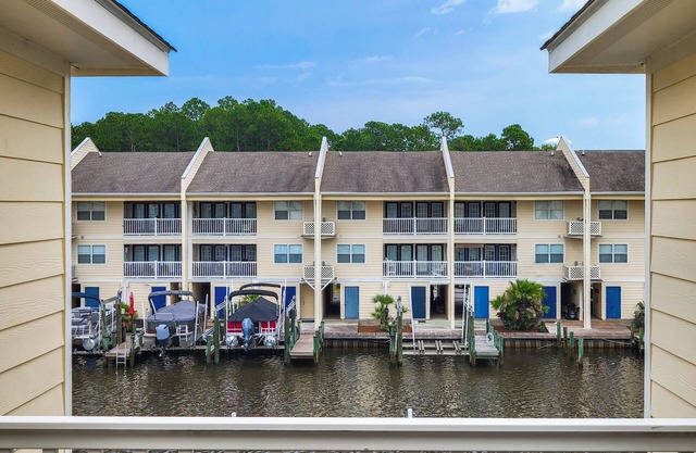 Cozy 2 bedroom, 2 bathroom condo located at Harbor Landing!