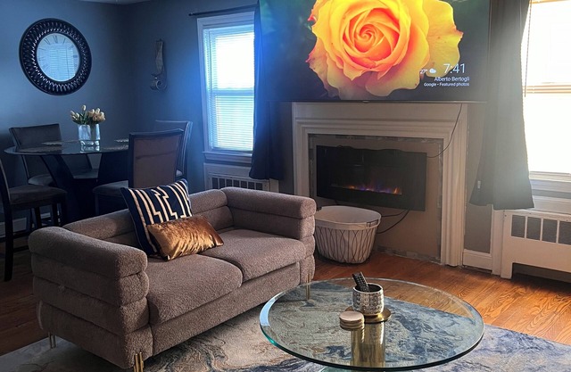 Cozy 2-bedroom apartment in charming West Hartford with WiFi