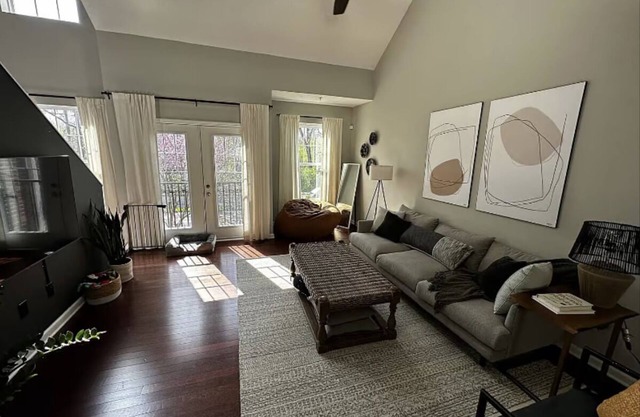Cozy 2-bedroom apartment with WiFi, AC, pool in charming Broad Ripple.