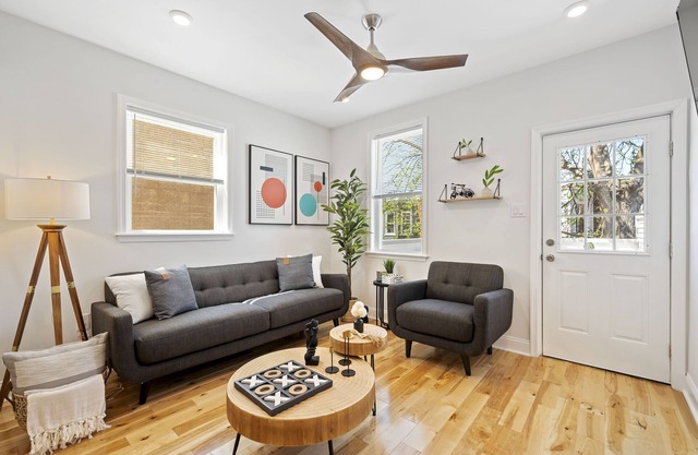 Cozy 2 bedroom apartment W/ walkout deck!