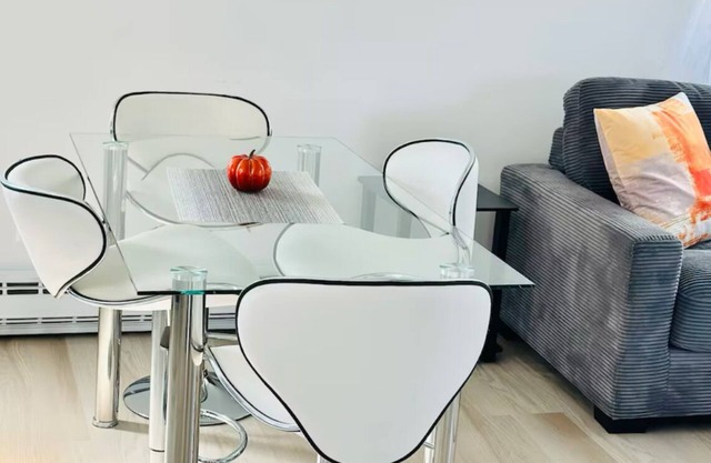 Cozy 2-bedroom apartment,conveniently located next to major stores & boston road