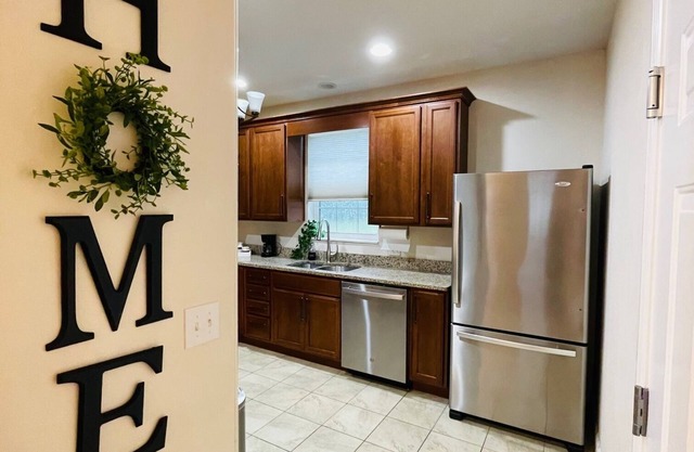 Cozy 2-bedroom apartment in lovely Zephyrhills with WiFi, AC