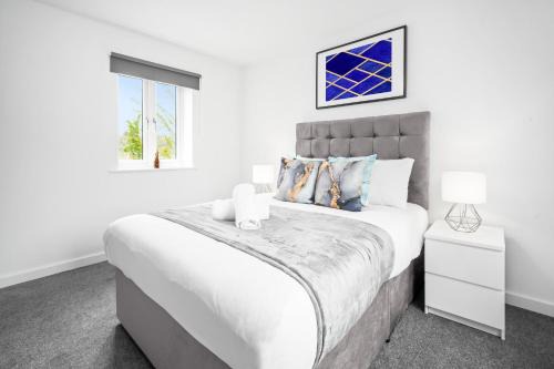 Cozy 2 Bedroom Apartment - Off-Street Parking - WIFI - Netflix - Top Rated - 57C