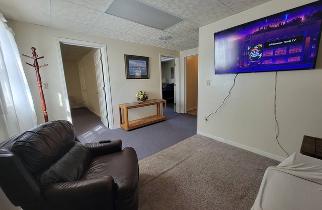 Cozy 2-bedroom apartment nestled between Wesleyan & Academy School with AC, WiFi