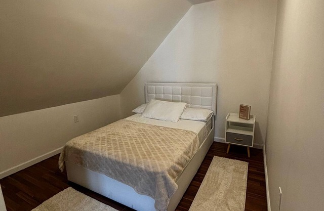 Cozy 2-bedroom apartment in lovely Elizabeth with AC, WiFi