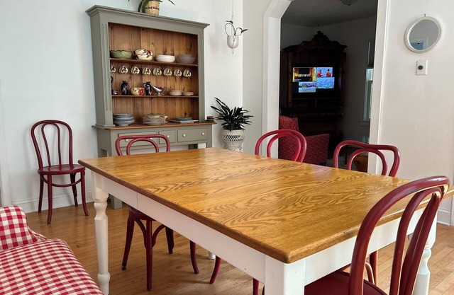 Cozy 2-bedroom apartment in fabulous Riverwest MKE with AC, WiFi, Garage