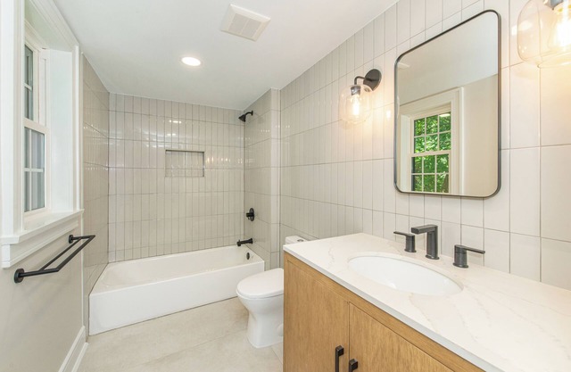 Cozy 2-bedroom apartment 9 mins from RWJ hospital and Somerville with central AC