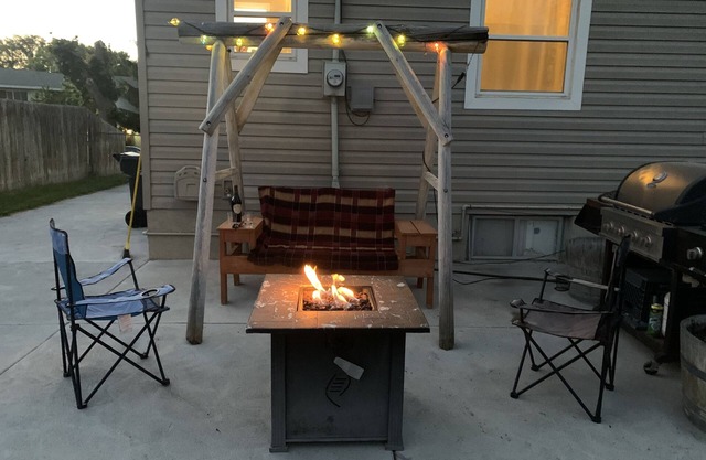 Cozy 2 bedroom basement get a way - Close to Downtown