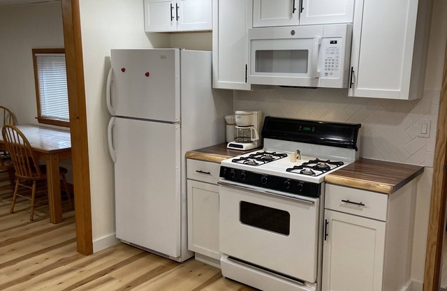 Cozy 2-bedroom cabin in Grayling with WiFi