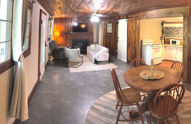 Cozy 2-bedroom cabin with AC, WiFi